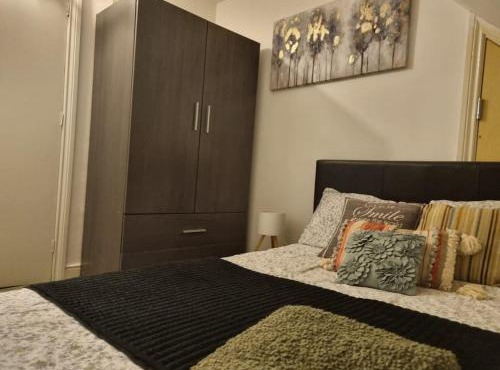 Loft Flat, nr Hampton Court Palace, Free Street Parking
