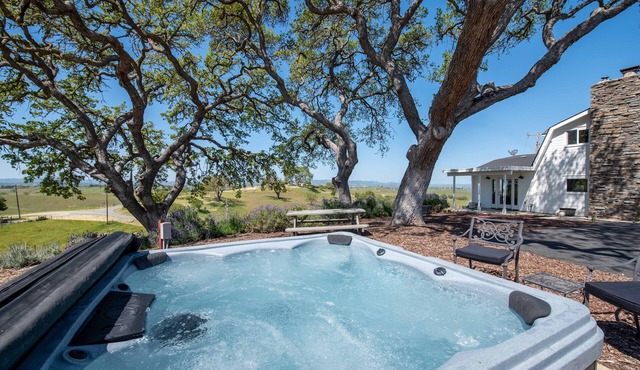 Loft on Vineyard Estate w/360 Views and Hot Tub!