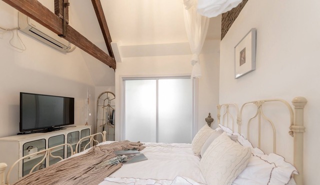 Loft Studio Right next to Kerry Center, Jing'An Temple, Metro Line 2 & Shops