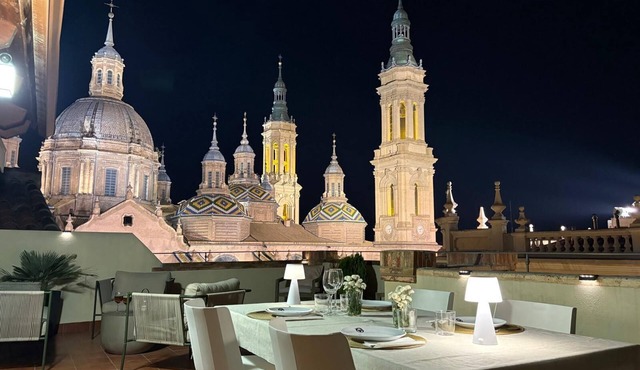 Loft-style penthouse, with unbeatable views of the Plaza del Pilar.