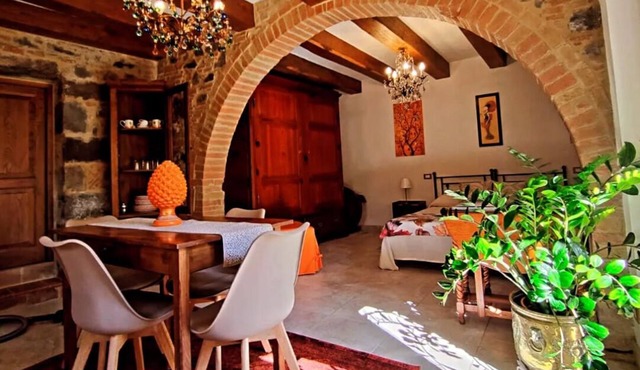 Loft with flowered courtyard in Val d'Orcia Radicofani