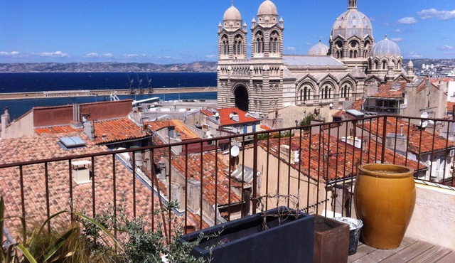 loft with large terrace overlooking the sea near the MUCEM/Panier district