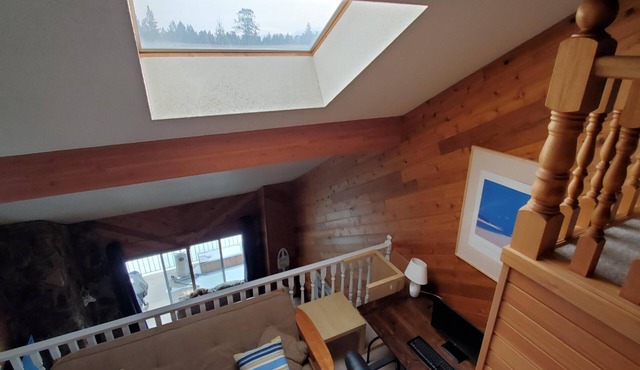 Lofted Akiskinook end unit- Private gated community with Pool/HotTub/Sauna/Beach