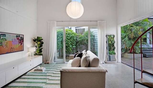 Lofty Haven in Ponsonby with Parking