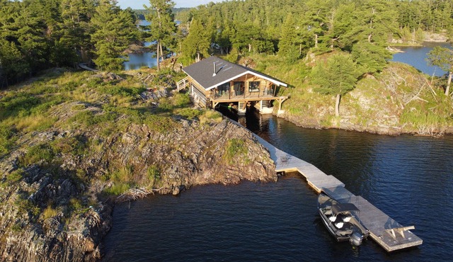 Log Boathouse in McGregor Bay right on the water!
