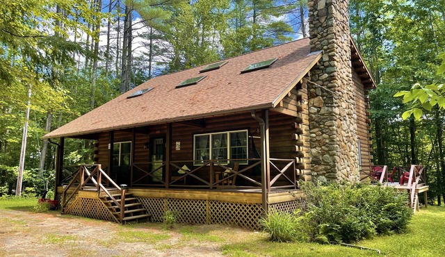 Log Cabin 1.6 Miles from Newfound Lake! Pet Friendly! Sleeps up to 10
