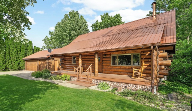 Log Cabin Escape+King Beds+Hot Tub+Sauna+River Views