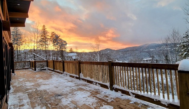 Log cabin facing ski slopes, exceptional view, spa.