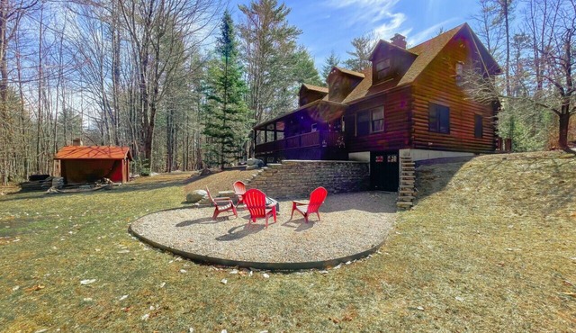Log Cabin w/Wraparound Porch & Scenic Train Views
