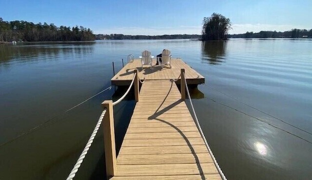 Log cabin with beautiful view. Now 3 kayaks for your use.