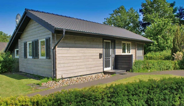 Log cabin with parking space (wallbox available) in front of the front door - Log cabin with fence
