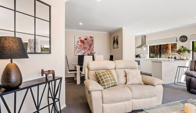 Logan House | Stylish Family Retreat w/BBQ, Garage & Comfort