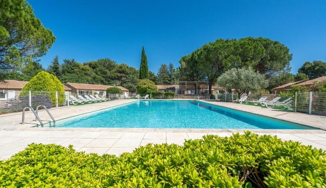 Logement avec terrasse et piscine n7