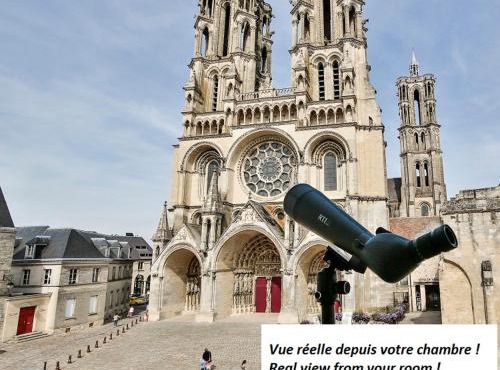 Logis du Parvis *Face Cathédrale/in front of the Cathedral*
