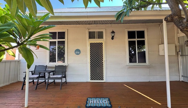 Lola’s Cottage is a 2 bedroom cottage close to the shops and main part of town.
