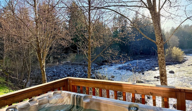 Lolo 45 North | Riverside Retreat on Mt. Hood
