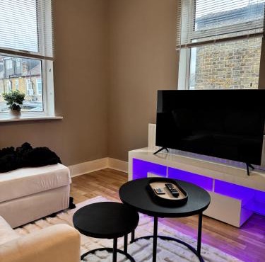 London City Apartment - Modern & Cozy Stay