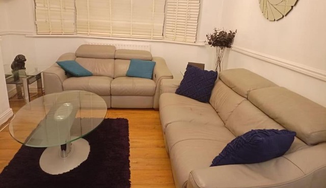 London Serviced Accommodation x RM10 x Weekly x Monthly Discount x by D6ten Homes Ltd