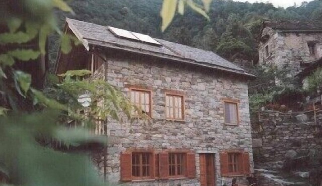 Lone-standing vacation home in the mountain village of Valleggia in Piemont