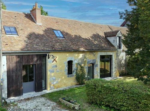 Longère Percheronne avec jardin clos et cheminée luxueuse - FR-1-497-197