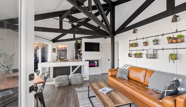 Long mtn view, hot tub + smart home tech & EV charger