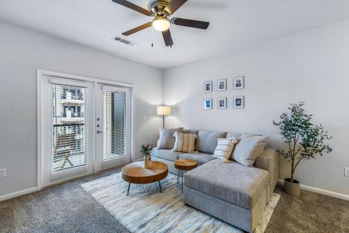 Long Stays Welcome, Pool, Free Parking, and Balcony