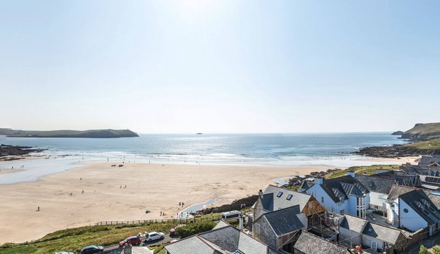 Long w/e breaks by the beach. View surf across terraced lawns . 2 mins to beach