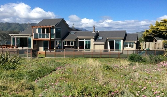 LONGSHORE: Absolute beachfront, spa pool, tennis court, swimming pool and more!