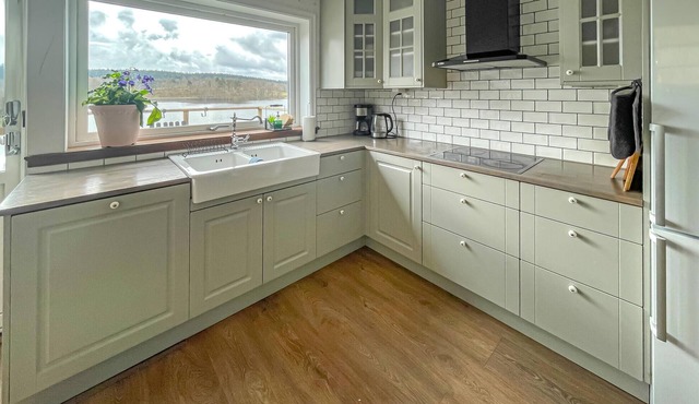 Look forward to a fantastic vacation home vacation with a view of the lake.