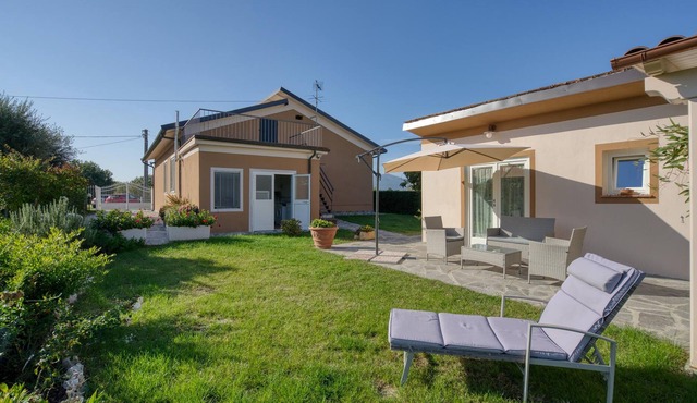 Look forward to a wonderful vacation in this appealing vacation home.