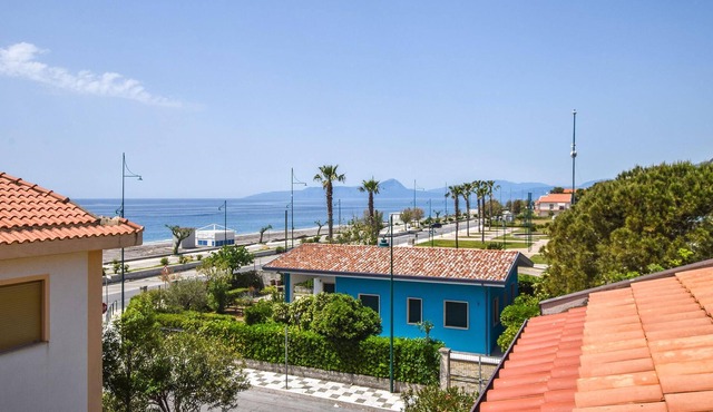 Look forward to a vacation with sea view in this vacation apartment near the beach.