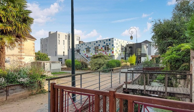 Look forward to this tasteful and modern vacation apartment in a central location of Pont-Audemer.