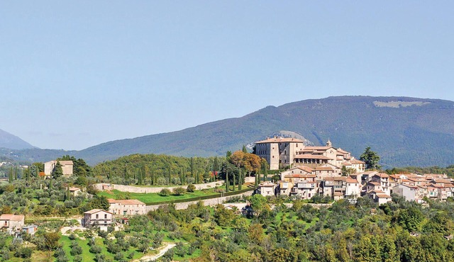 Look forward to unforgettable days in this inviting vacation home surrounded by beautiful nature.