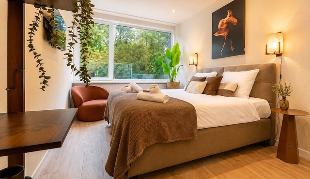 Looking for a practical and affordable place near Tilburg University? This private room is perfect for students, solo travelers, or short stays, offering a comfortable and relaxing space to come home to.