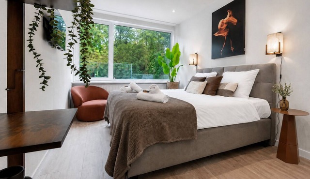 Looking for a practical and affordable place near Tilburg University? This private room is perfect for students, solo travelers, or short stays, offering a comfortable and relaxing space to come home to.