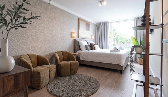 Looking for a quiet place to recharge? This cozy budget room near Tilburg University offers a peaceful, green setting surrounded by nature. Enjoy shared kitchen access, laundry facilities, and free nearby parking—ideal for both work and relaxation.