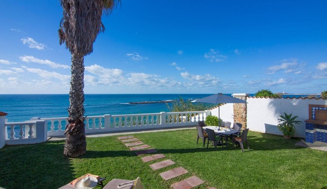 Los Canos De Meca: Wonderful Villa located in front line beach, over a small cliff. Private garden and terrace with magnificent sea views. There is a private access to the beach below.