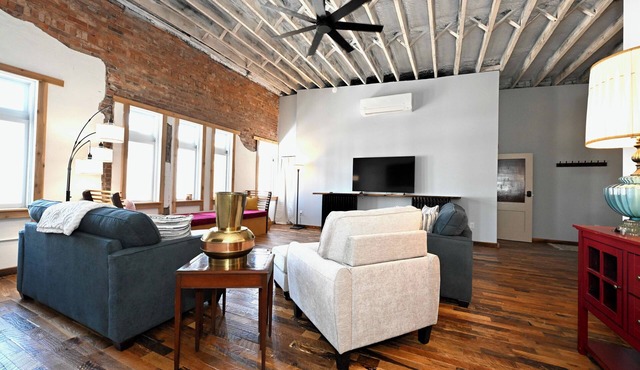 Lost Cousins Loft - A Handcrafted Historic Retreat in the Heart of Downtown