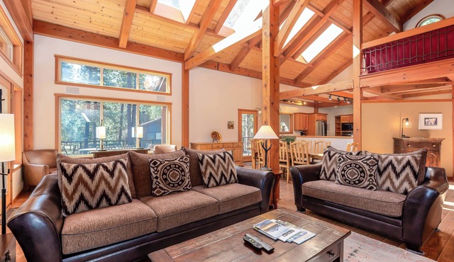 LOST07 - Spacious home, Hot Tub, Gas Fireplace, Ping Pong
