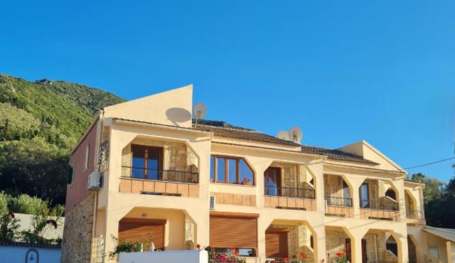 Loukia's Studios and Apartments