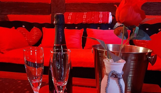 LOVE ROOM Red and black
