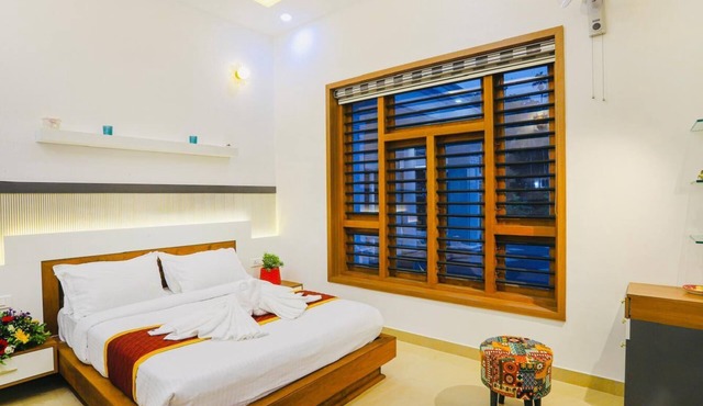 Love Shore Luxury Private Pool Villa near Thusharagiri Waterfalls
