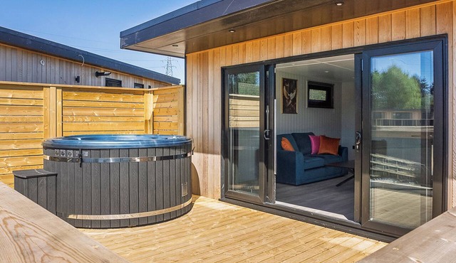 Lovebird Lodge - UK51939