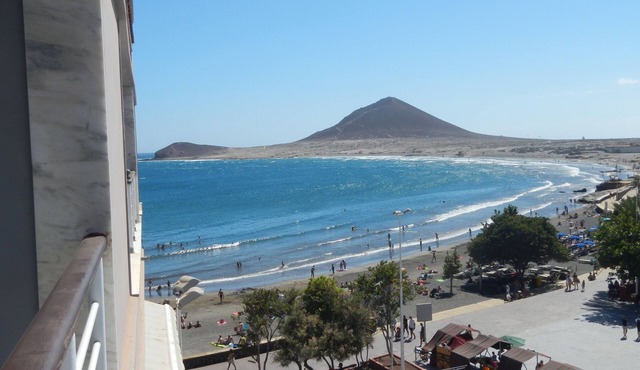 Lovely 2 bedroom apartment, terrace, sea view & wifi, 1 minute walk to the beach