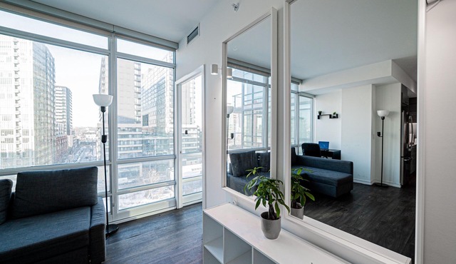 Lovely 2 bed 2 bath condo (CN Tower view) +parking
