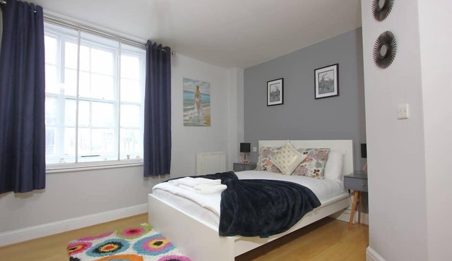 Lovely 2 Bed 2 Bath Flat & Parking by CozyNest