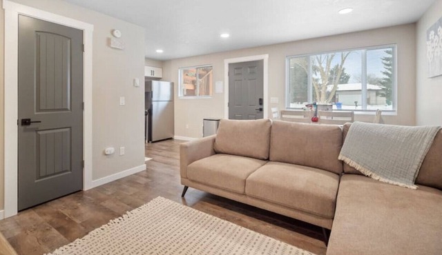Lovely 2-bed APT with free parking on premises