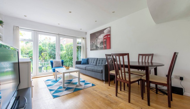 Lovely 2-bed house 15-minutes to Central London