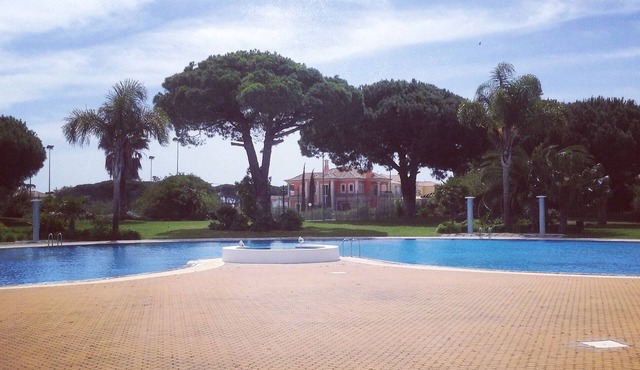 Lovely 2 bedroom apartment with air con and excellent communal pool & bar