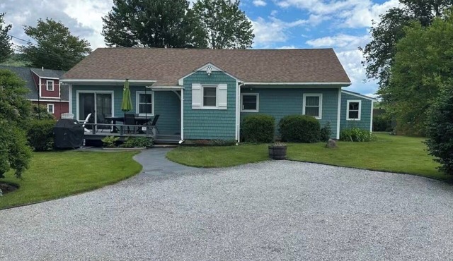 Lovely 2-bedroom Lake House in Antrim perfect for a relaxing getaway.